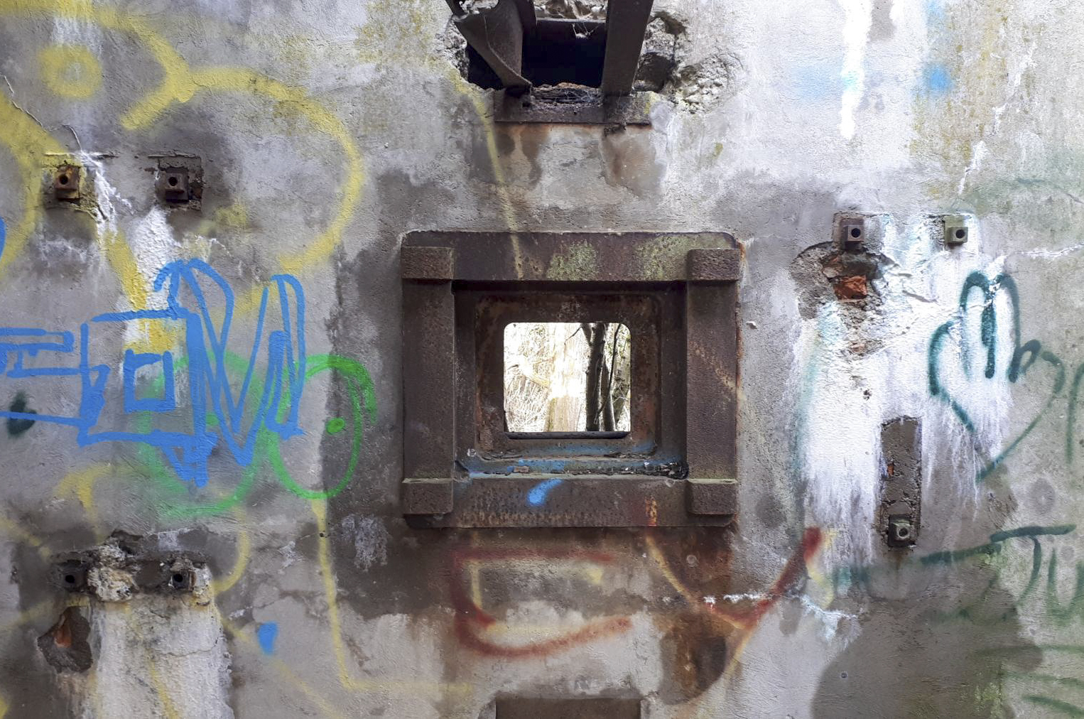 Ligne Maginot - SUNDHOUSE - (Stand de tir) - Trémie n°1 avec à gauche le support de la mitrailleuse de 13,2 et à droite le support du jumelage. En haut le bi-rail du canon de 37 - G.Fuchs