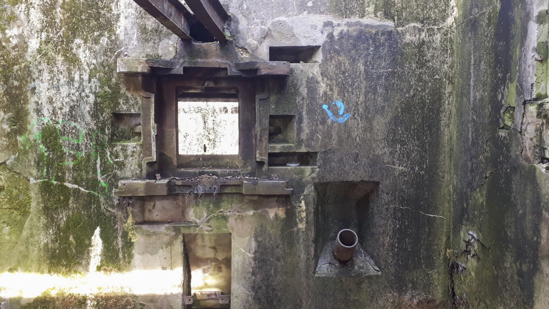 Ligne Maginot - SUNDHOUSE - (Stand de tir) - Trémie n°4 pour canon de 47, à droite la goulotte à grenades - G.Fuchs