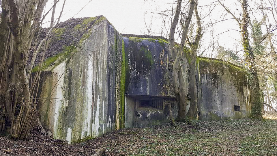 Ligne Maginot - 84 - CHEMIN CREUX - (Casemate d'infanterie - Double) - La façade nord-est avec son unique créneau pour mitrailleuse - Manuel KLENCK
