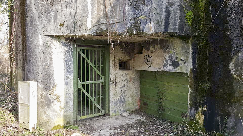 Ligne Maginot - 84 - CHEMIN CREUX - (Casemate d'infanterie - Double) - A gauche l'entrée du personnel
A droite l'entrée du matériel - Manuel KLENCK