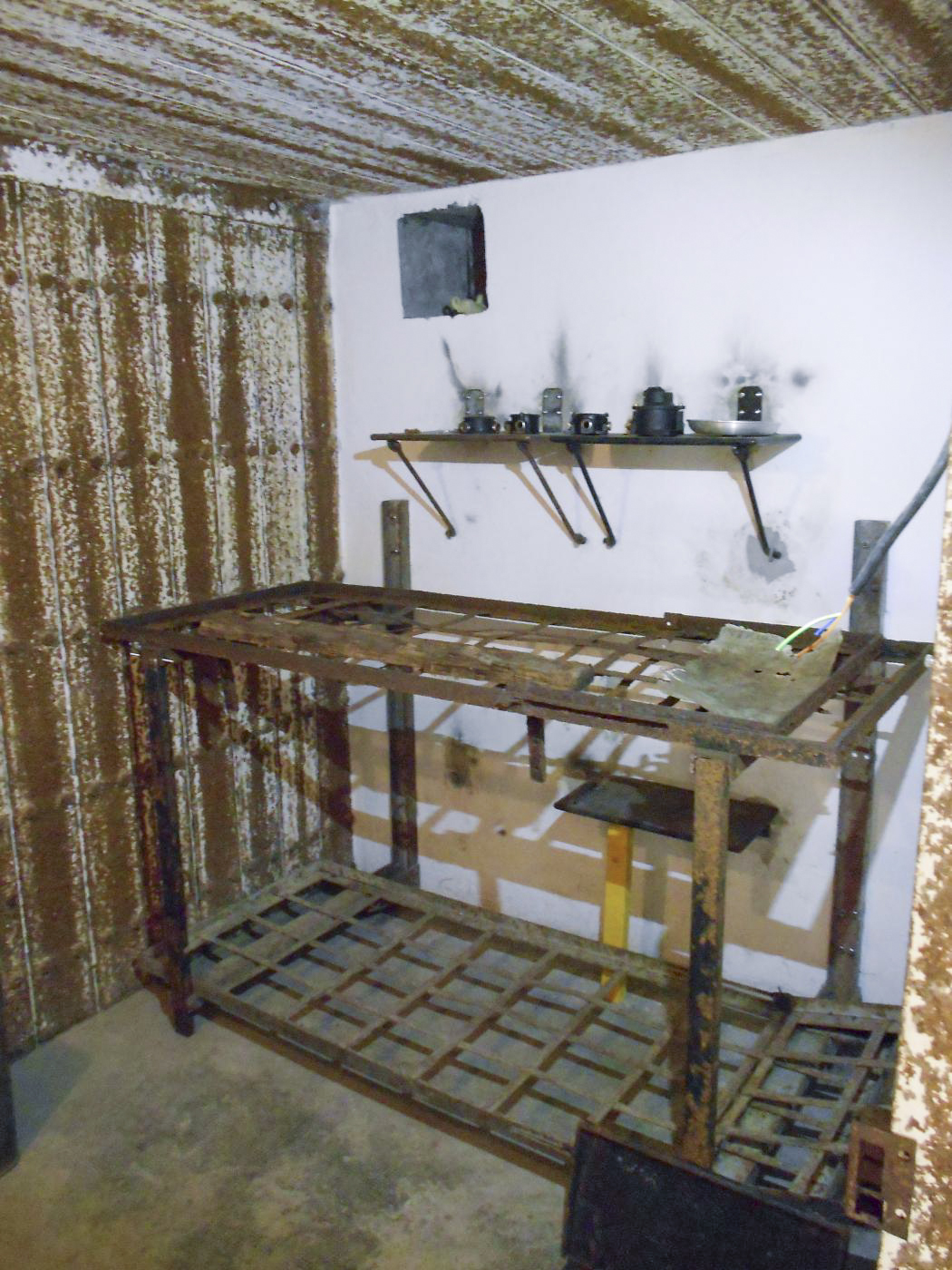 Ligne Maginot - 84 - CHEMIN CREUX - (Casemate d'infanterie - Double) - PC
La chambre du Lt Pierre DREYFUS-SCHMIDT en cours de restauration - David ORY