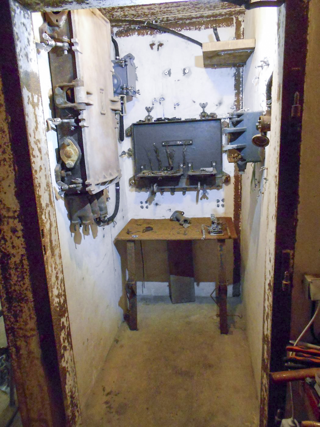 Ligne Maginot - 84 - CHEMIN CREUX - (Casemate d'infanterie - Double) - Le central téléphonique en cours de restauration - David ORY