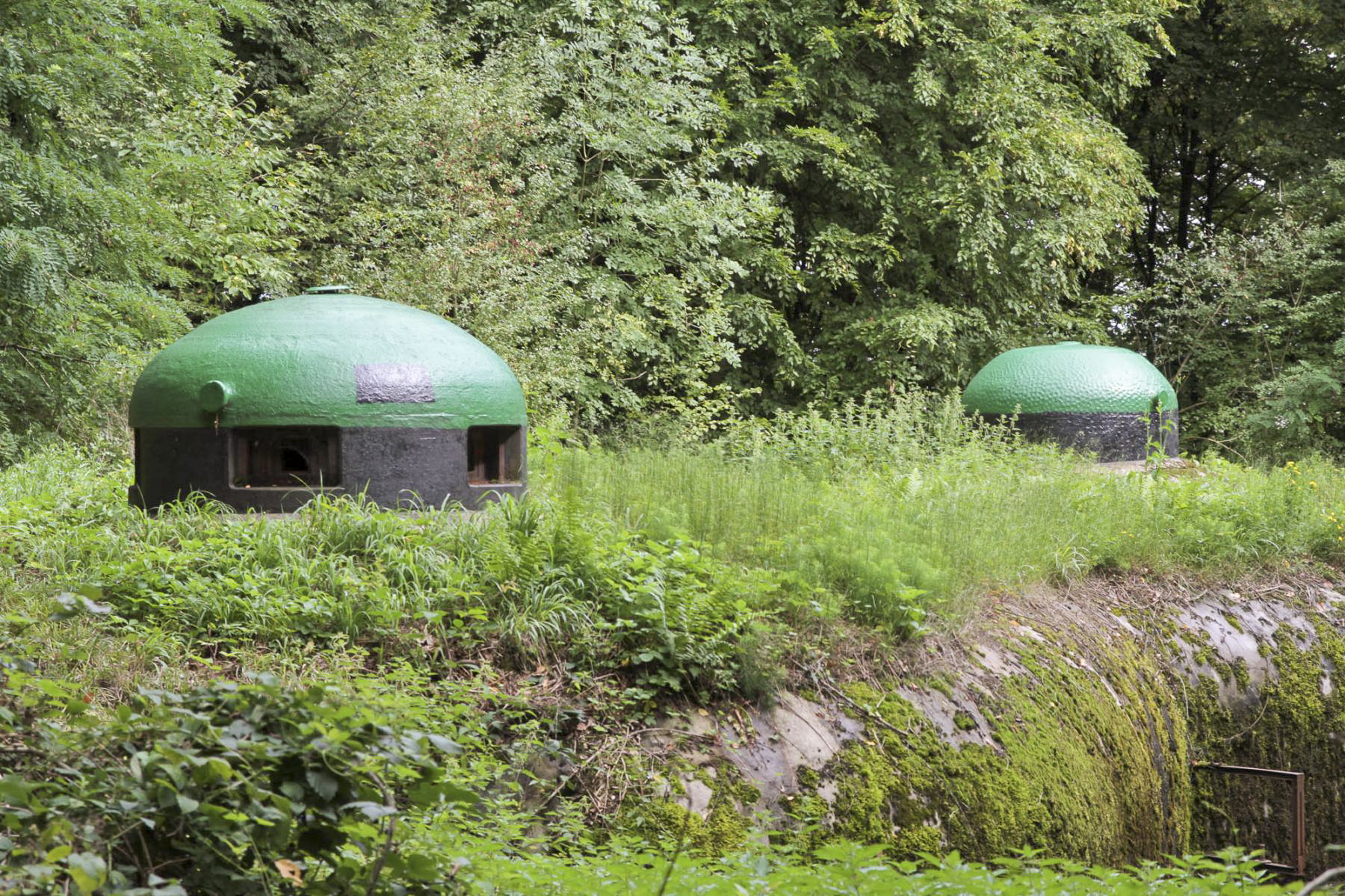 Ligne Maginot - BOUSSE - A24 - (Ouvrage d'infanterie) - Bloc 2
Les deux cloches GFM dominent le bloc - Michel Teiten