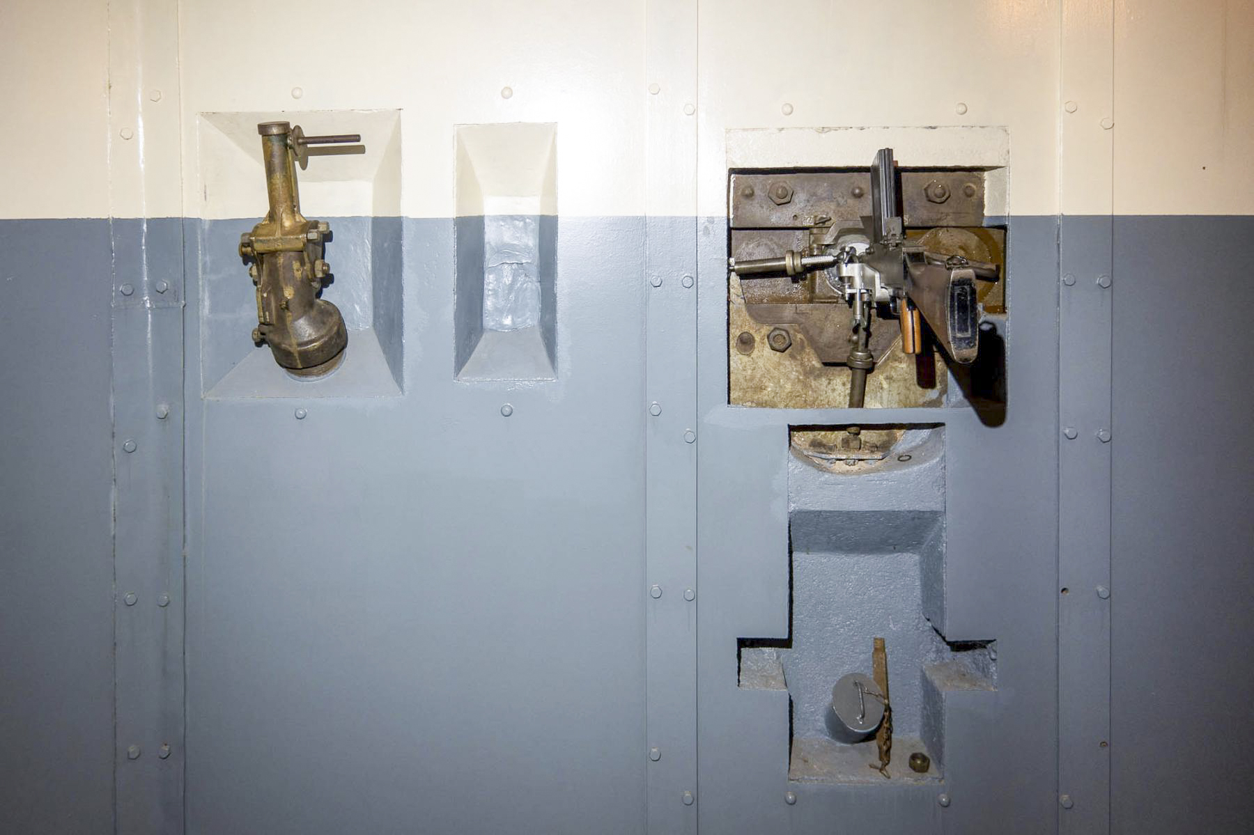 Ligne Maginot - MICHELSBERG - A22 - (Ouvrage d'artillerie) - Entrée mixte
Goulotte à grenades et créneau FM - Michel Teiten