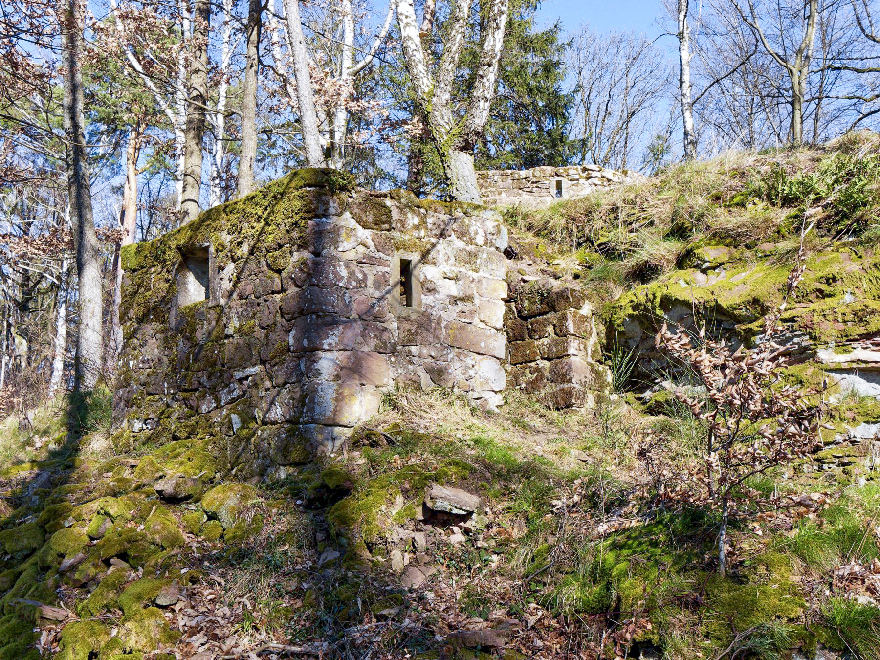 Ligne Maginot - CHATEAU NEUF 1 - (Blockhaus pour arme infanterie) - Créneau latéral et créneau de défense de l'entrée. Au dessus, le blockhaus Château Neuf 2 - Jürgen Morr