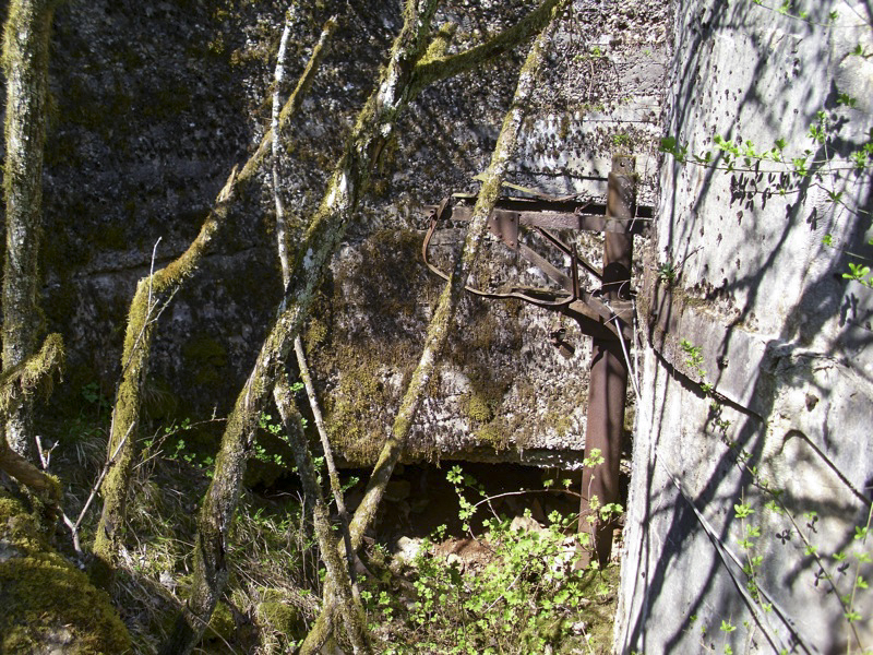 Ligne Maginot - COUCOU - A20 - (Ouvrage d'infanterie) - Bloc 2
Le mat support du caisson blindé pour le projecteur (non monté) et le support du projecteur provisoire - Alain KRUPP