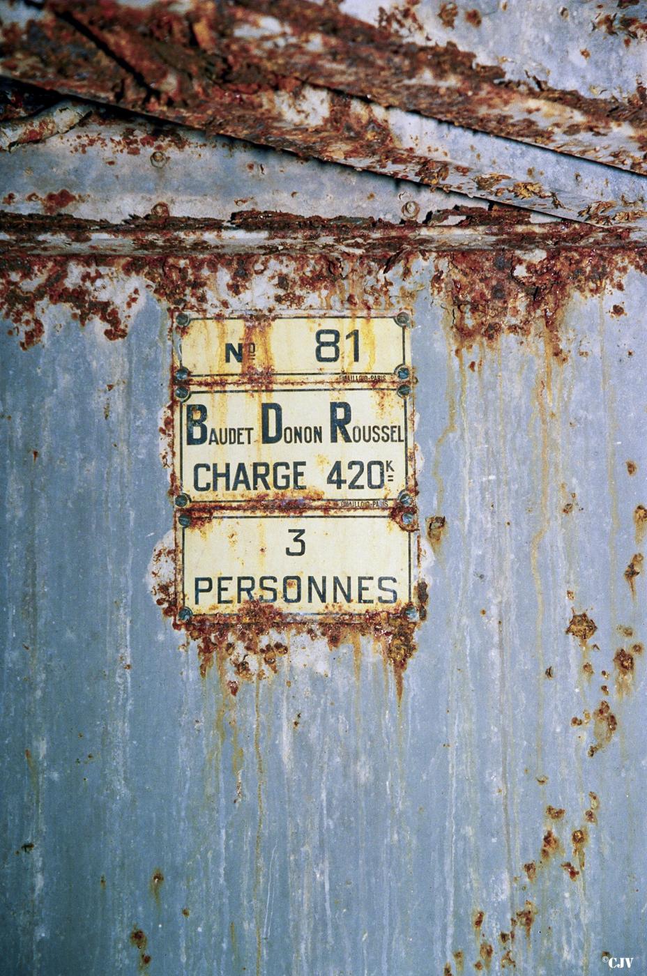 Ligne Maginot - COUCOU - A20 - (Ouvrage d'infanterie) - Bloc 2
La signalisation dans la cabine du monte-charge - Lia VERMEULEN