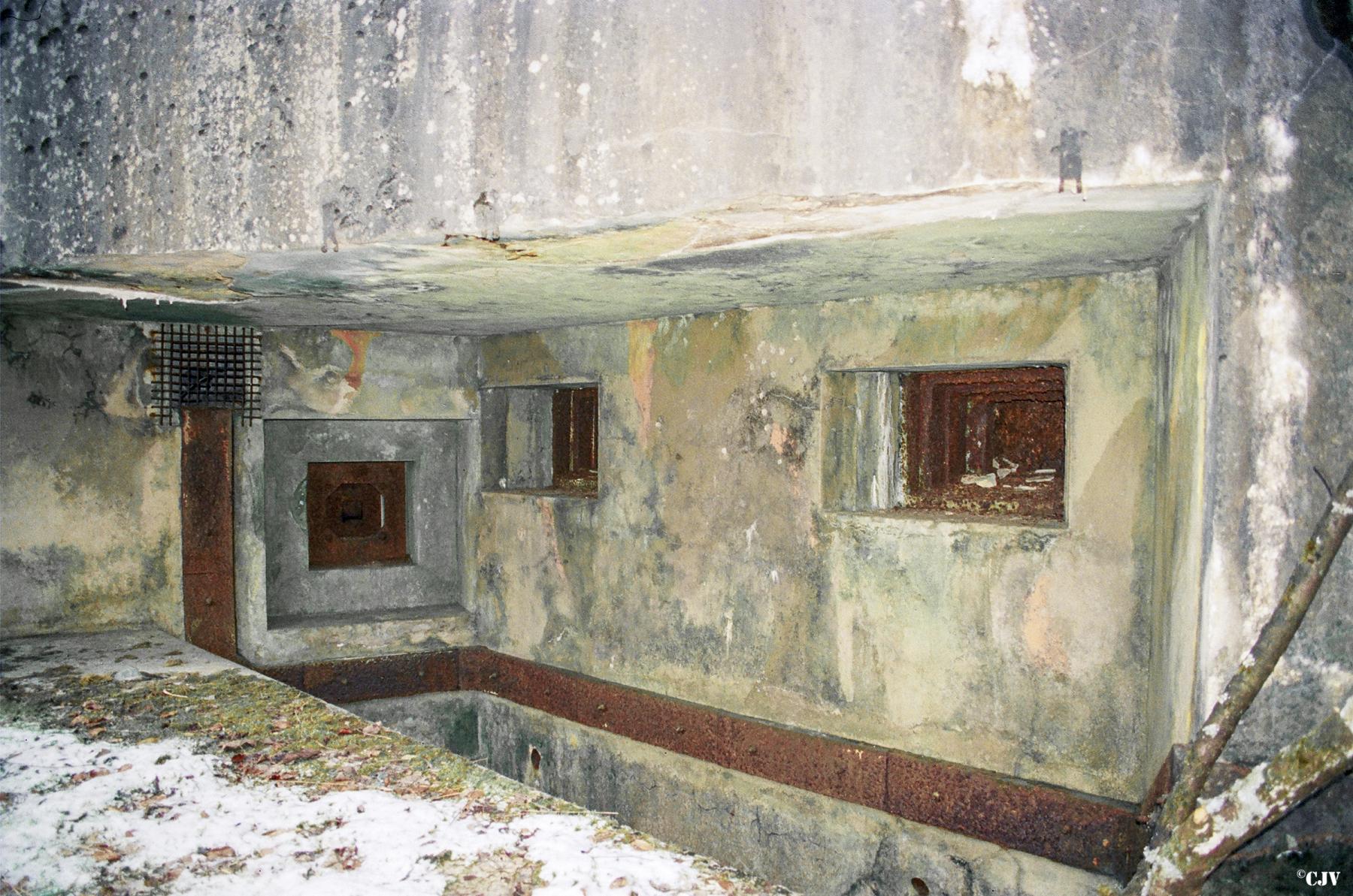 Ligne Maginot - COUCOU - A20 - (Ouvrage d'infanterie) - Bloc 2
Créneaux de la chambre de tir  - Lia VERMEULEN
