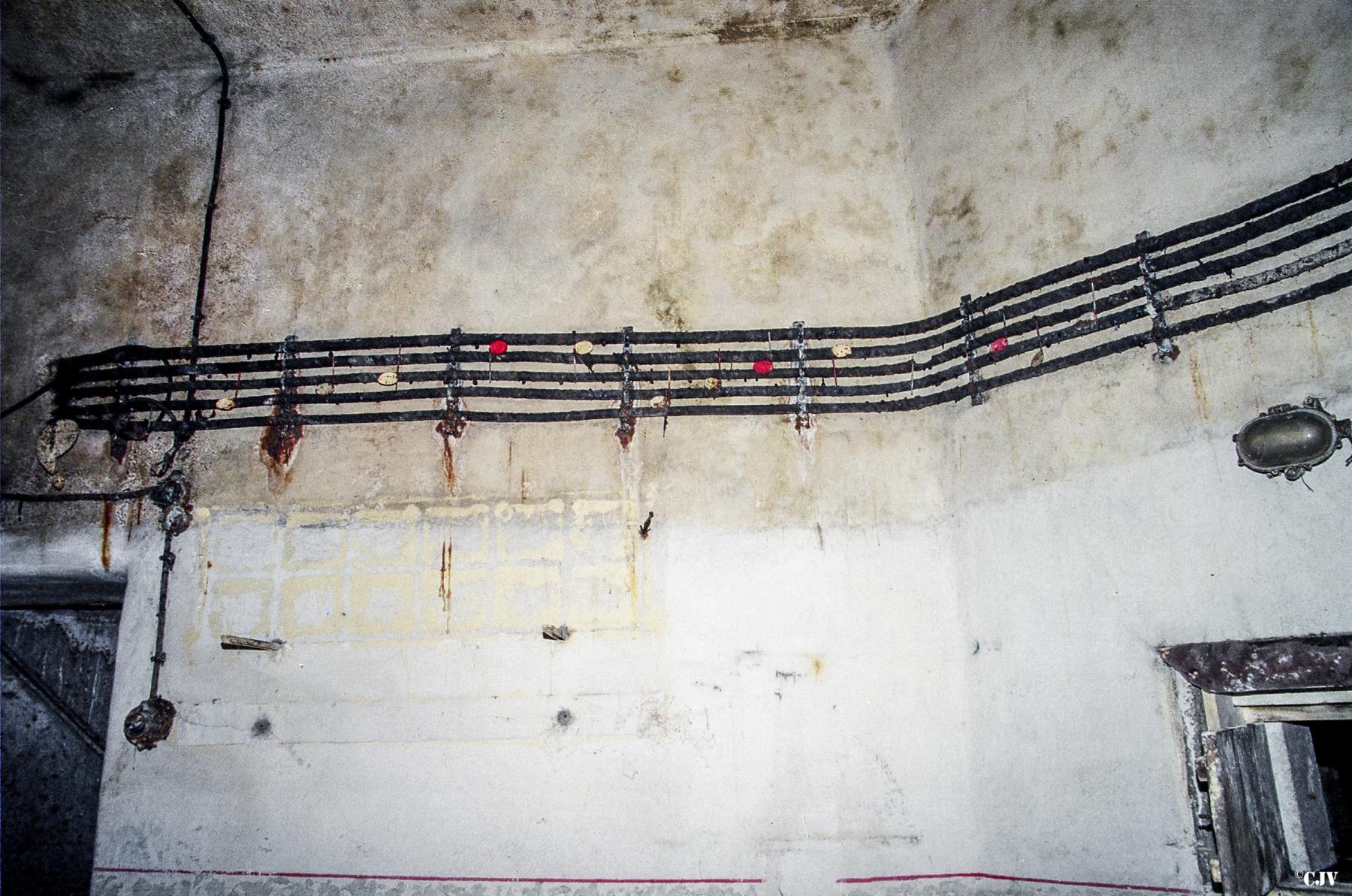 Ligne Maginot - COUCOU - A20 - (Ouvrage d'infanterie) - Le blockhaus pour la défense de la galerie. 
Voir les notes de musique posées sur les cables utilisés comme une portée - Lia VERMEULEN