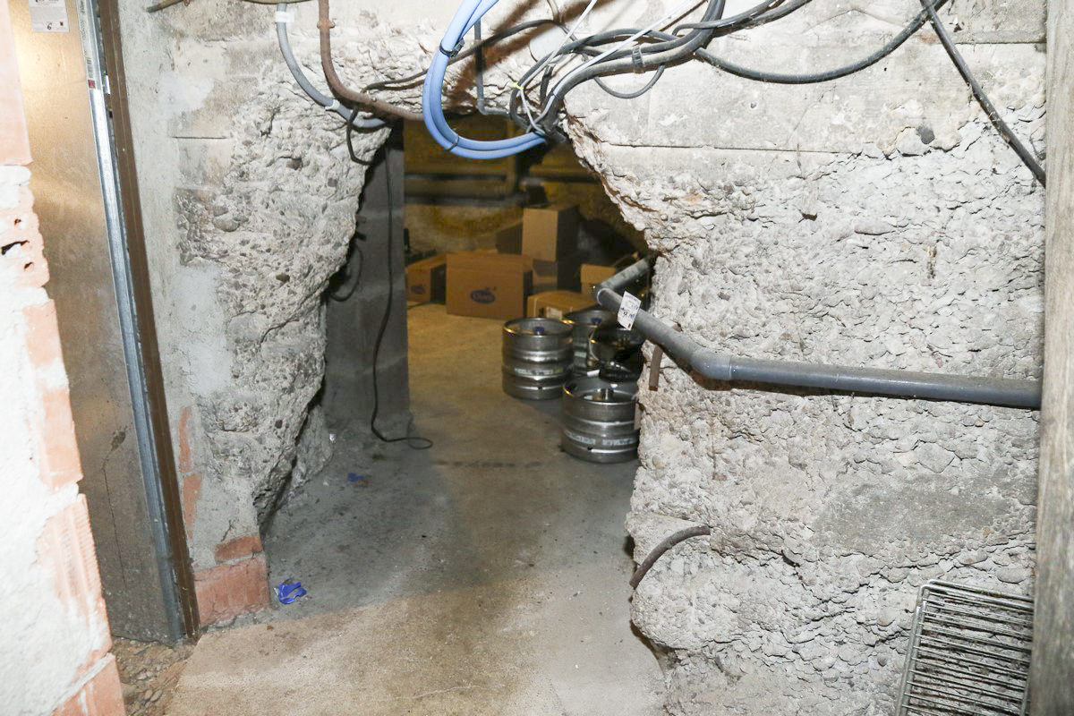 Ligne Maginot - GANZAU CENTRE - (PC) - Le nouveau passage percé dans le béton, les autres accès étant bétonnés. La salle principale est à gauche
 - Alain Perouffe
