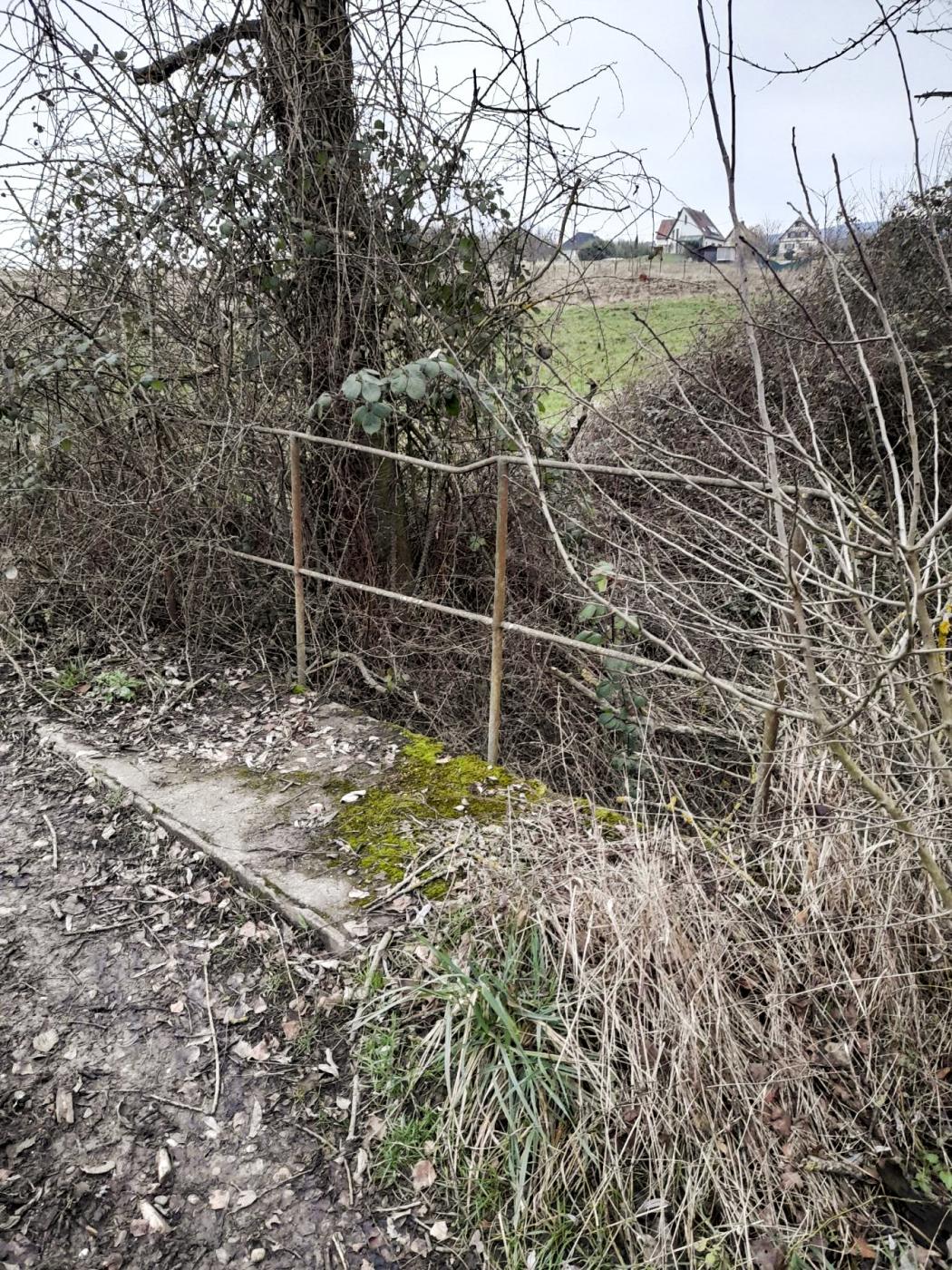 Ligne Maginot - VF60 - ANTENNE DE L'OUVRAGE DU HOCHWALD - (RESEAU - Voie 60 - Antenne ou rocade ferroviaire) - 30 - PONT de LAMPERTSLOCH
Les barrières sont encore présentes d'un côté du pont - olieti