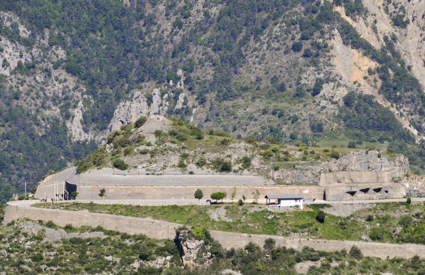 Ligne Maginot - RIMPLAS (RS) - (Ouvrage d'artillerie) - Vue depuis l'Est (prise depuis la piste qui monte de Marie à la Serena) - Jean FERAUD