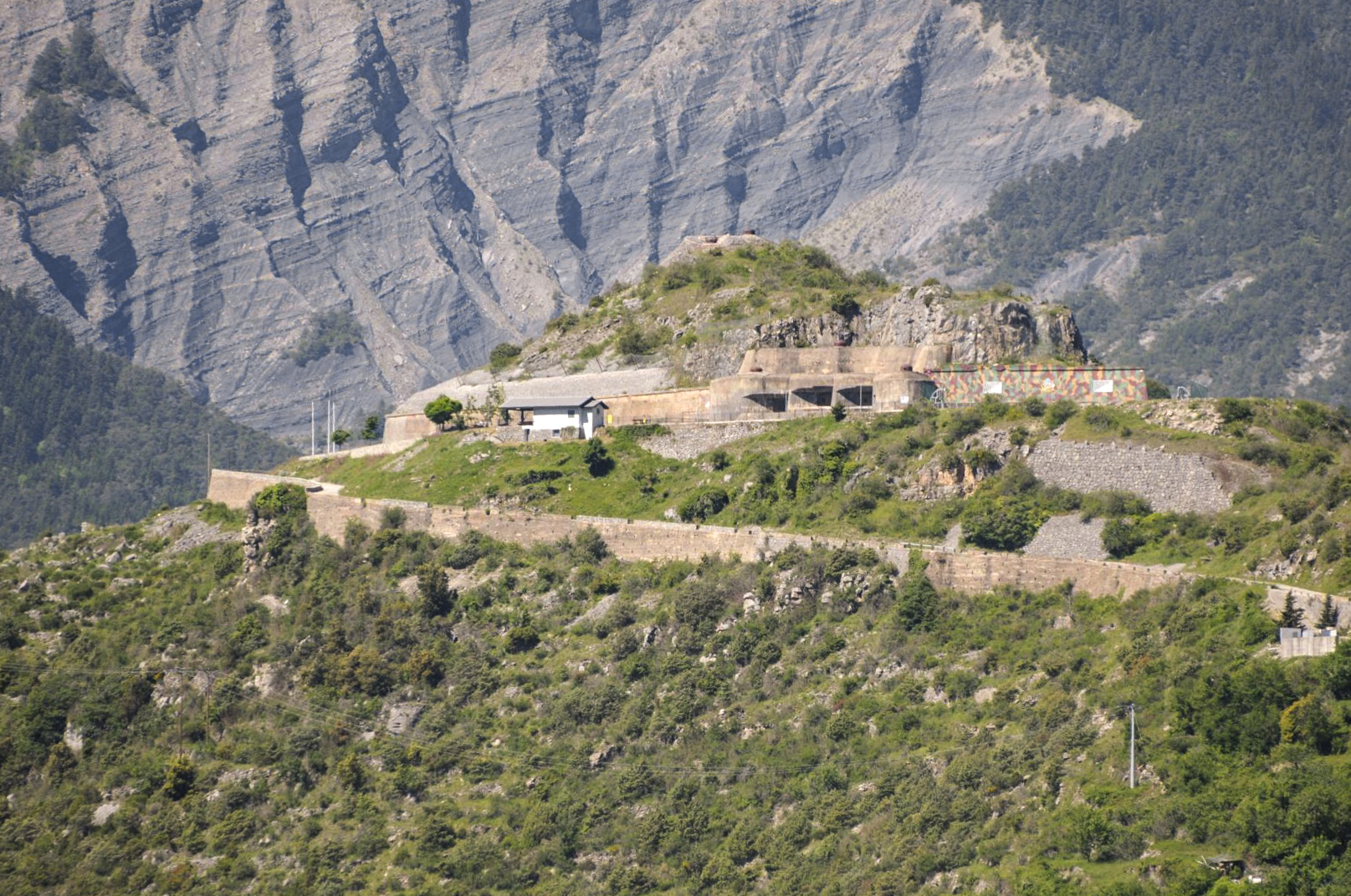 Ligne Maginot - RIMPLAS (RS) - (Ouvrage d'artillerie) - Vue depuis le Nord-Est (prise depuis la route M2565 et depuis les abords du village de Valdeblore) - Jean FERAUD