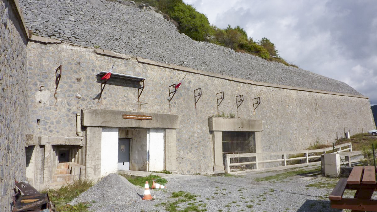 Ligne Maginot - RIMPLAS (RS) - (Ouvrage d'artillerie) - Les entrées
L'entrée des hommes à gauche, à droite l'entrée du téléphérique - ELLENA-CUNY