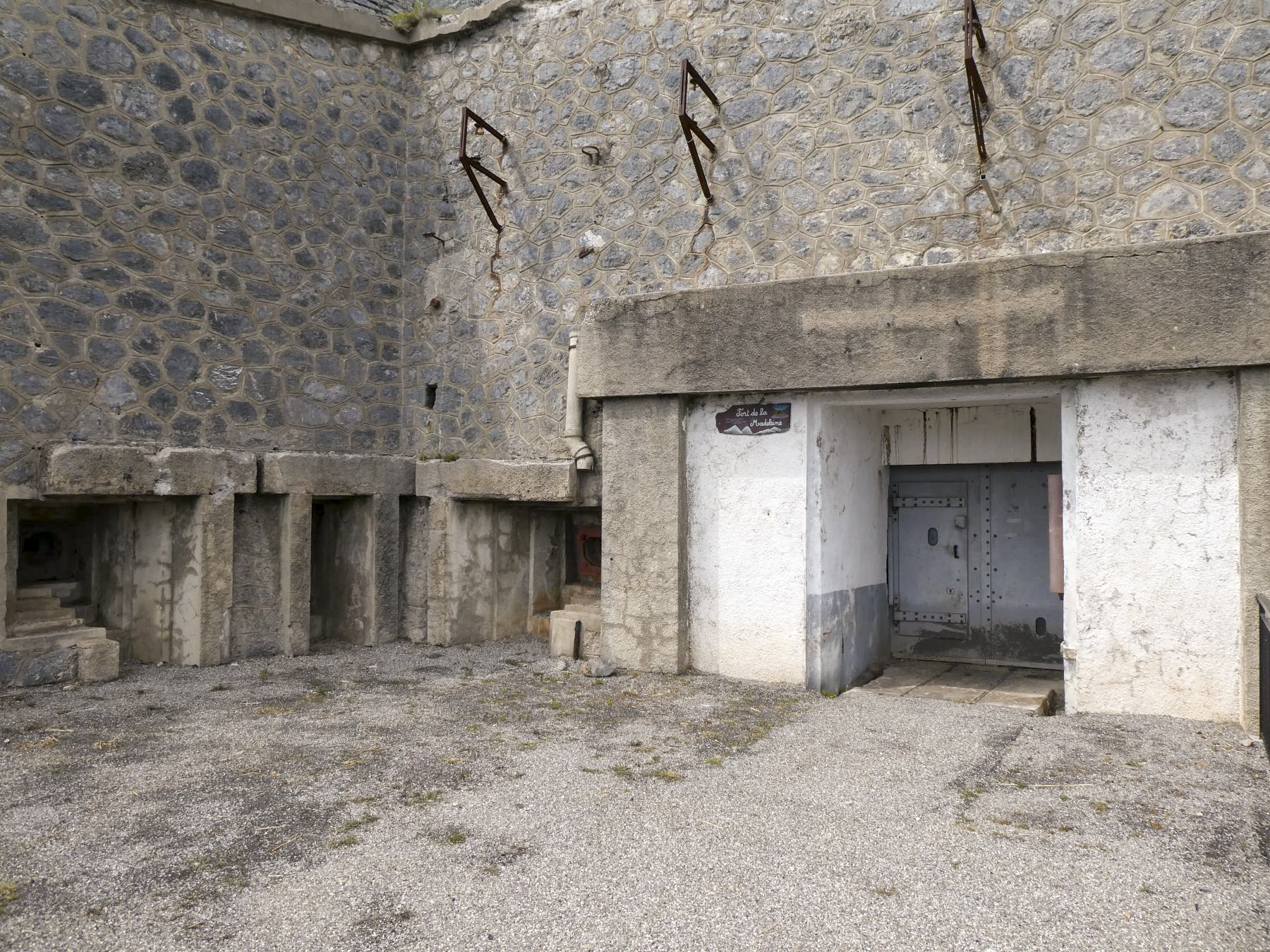 Ligne Maginot - RIMPLAS (RS) - (Ouvrage d'artillerie) - Entrée des hommes
Fossé comblé - Ellena-Cuny