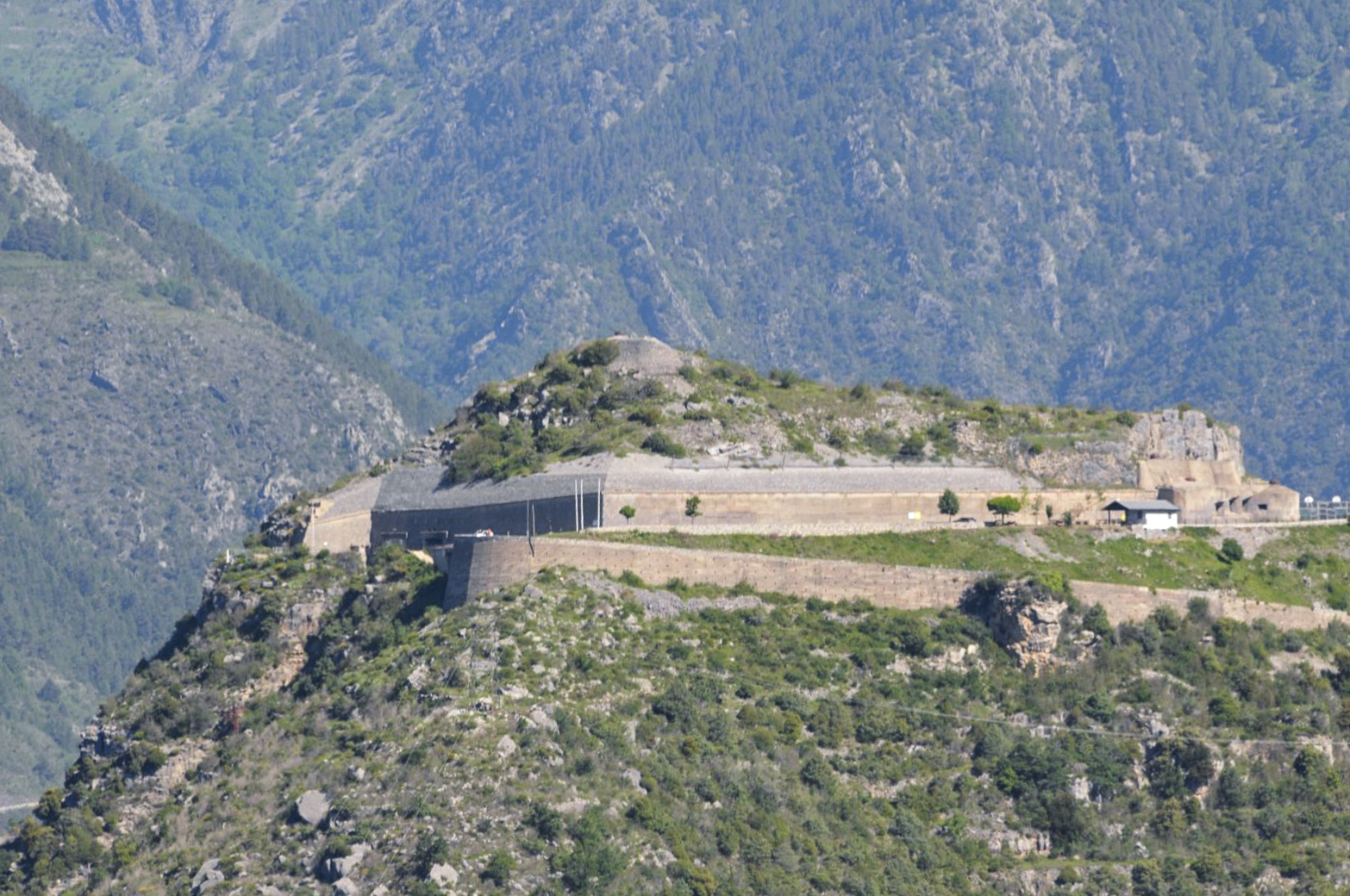 Ligne Maginot - RIMPLAS (RS) - (Ouvrage d'artillerie) - Vue depuis le Sud-Est (prise depuis la piste qui monte de Marie à la Serena) - Jean FERAUD