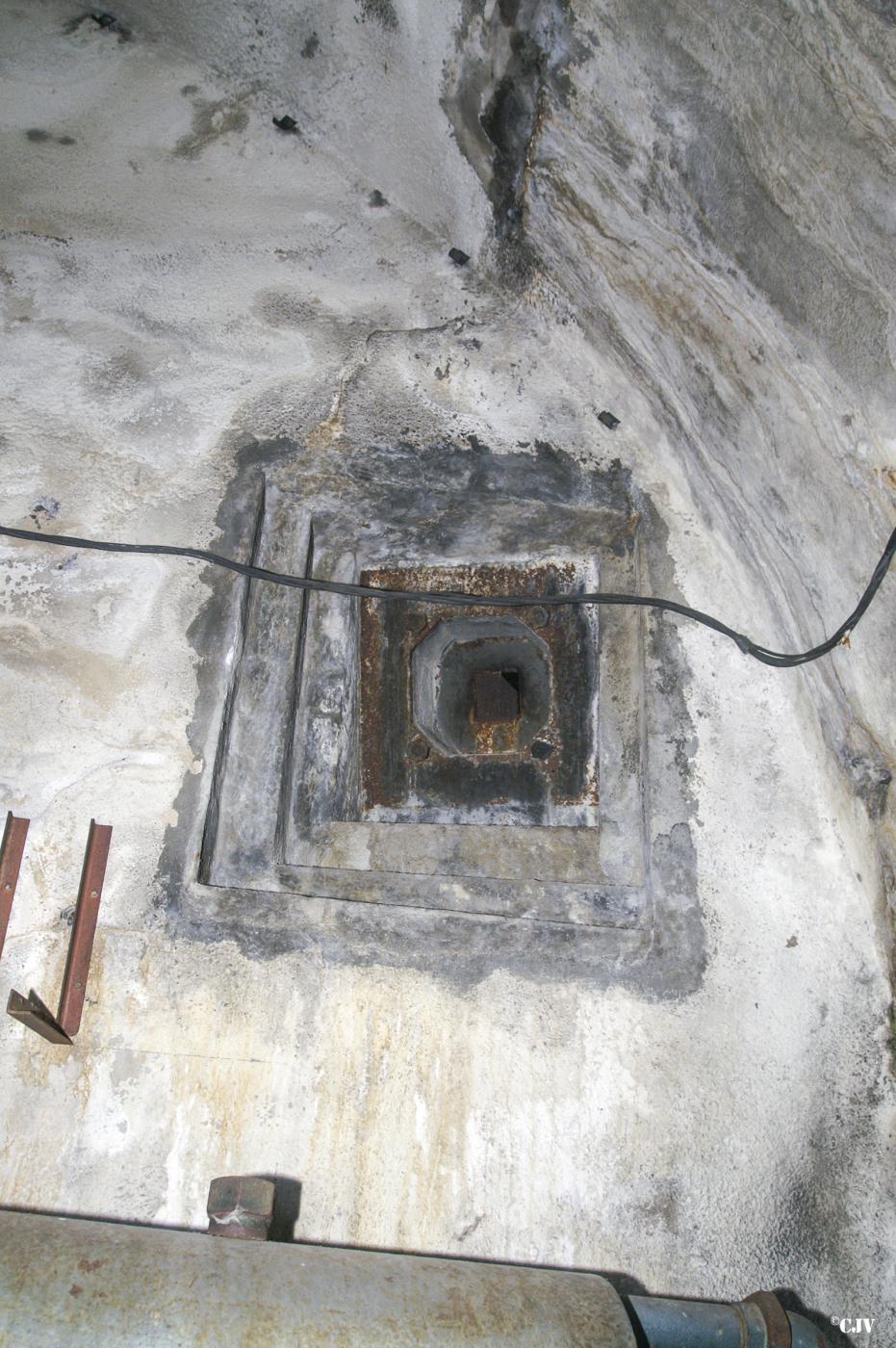 Ligne Maginot - RIMPLAS (RS) - (Ouvrage d'artillerie) - Entrée du téléphérique
Créneau de défense intérieur - Lia VERMEULEN