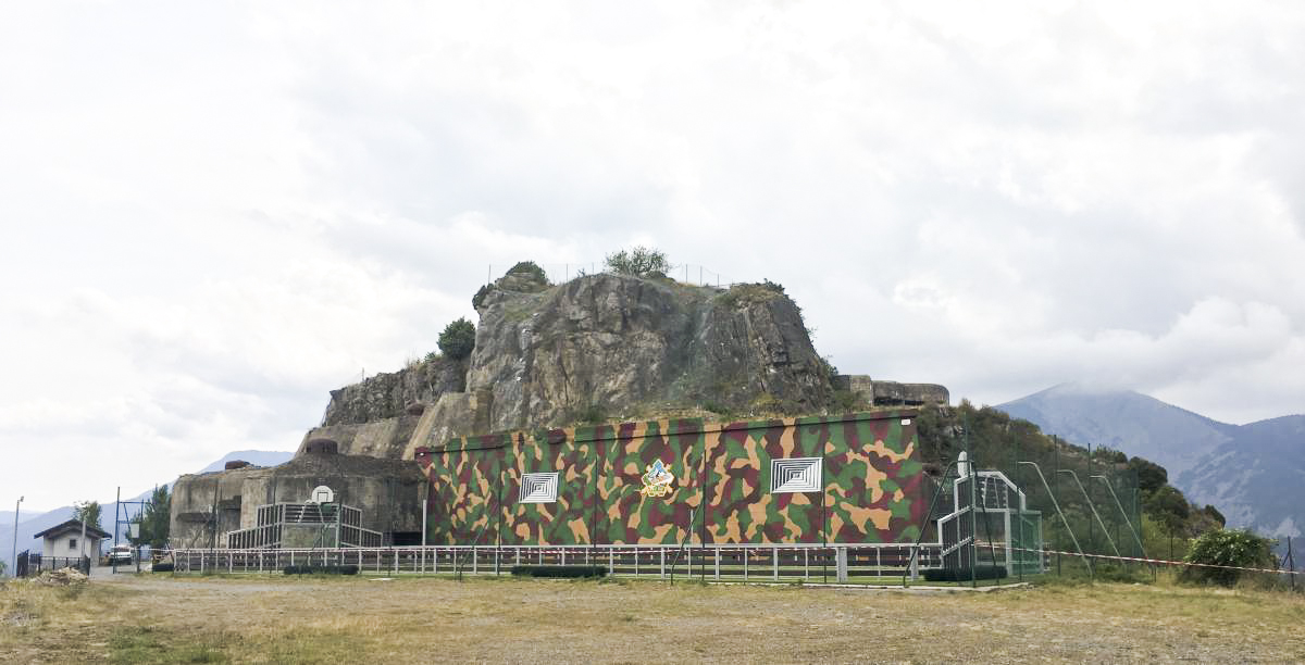 Ligne Maginot - RIMPLAS (RS) - (Ouvrage d'artillerie) - Le mur d'escarpe repeint - ELLENA - CUNY