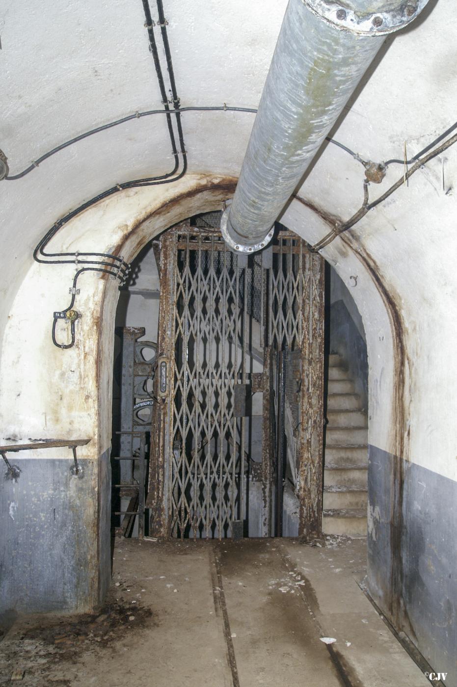 Ligne Maginot - RIMPLAS (RS) - (Ouvrage d'artillerie) - Bloc 4
Le monte-charge - Lia VERMEULEN