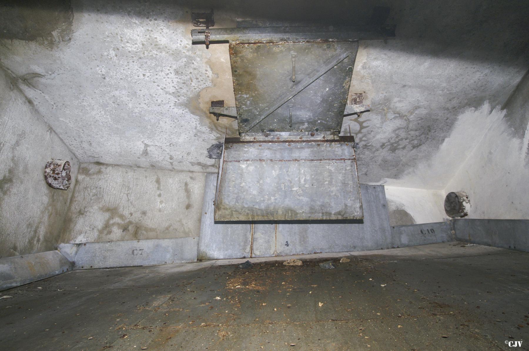 Ligne Maginot - RIMPLAS (RS) - (Ouvrage d'artillerie) - Bloc 4
Intérieur du réceptacle des douilles - Lia VERMEULEN