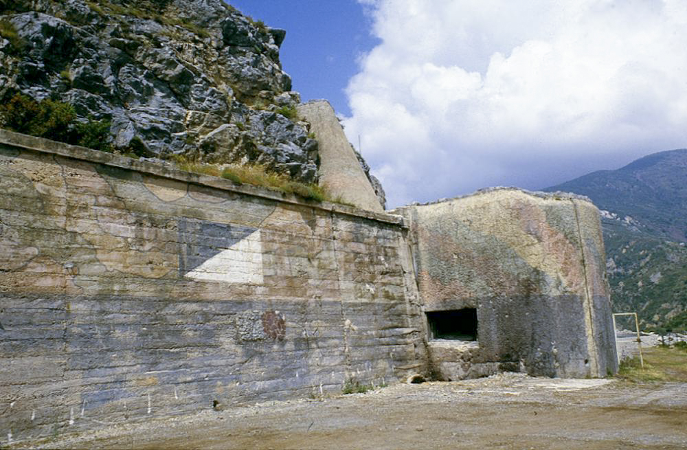 Ligne Maginot - RIMPLAS (RS) - (Ouvrage d'artillerie) - Bloc 5
Mur d'escarpe coté Nord
Le créneau FM est destiné au flanquement du mur d'escarpe - LOVINY Alain