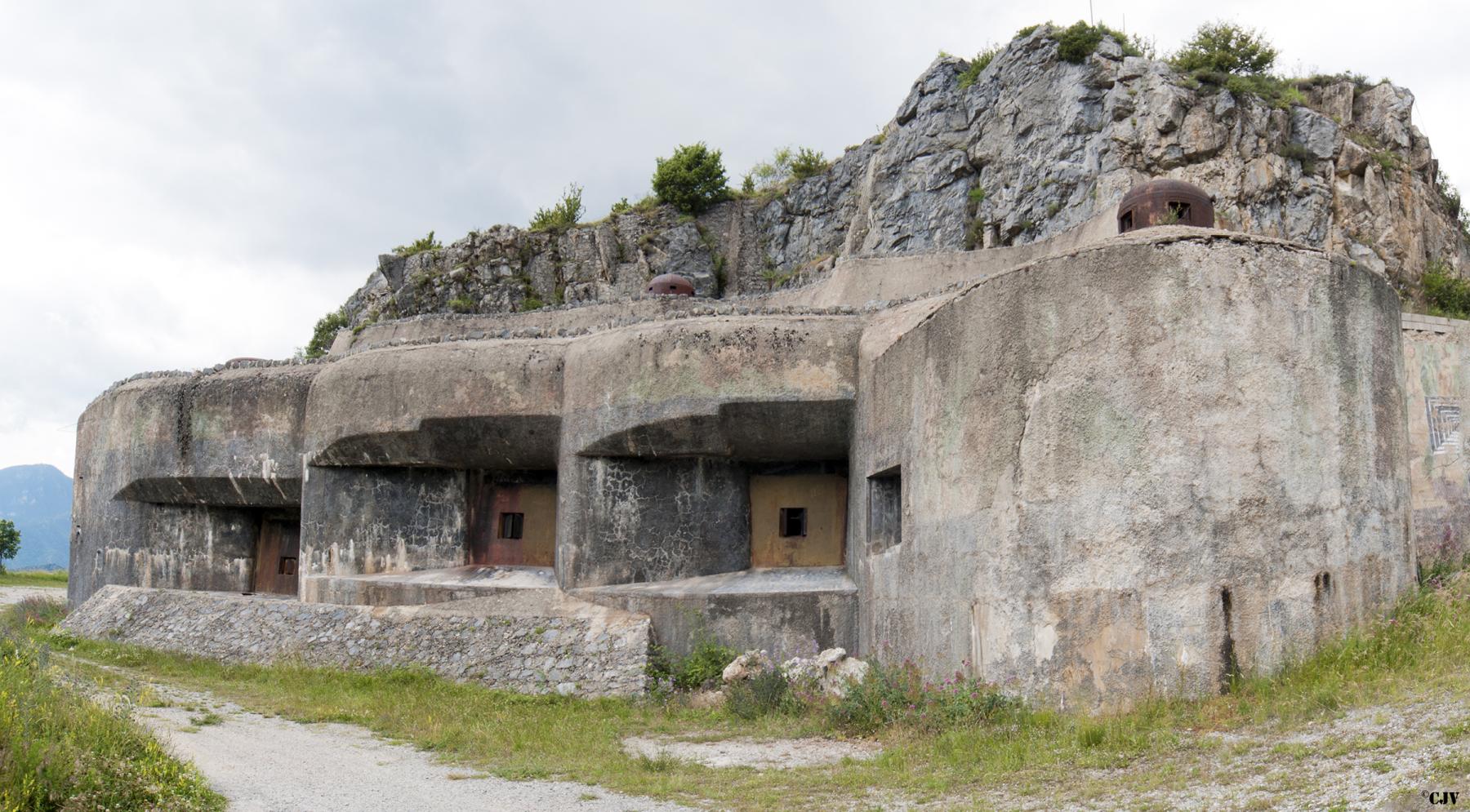 Ligne Maginot - RIMPLAS (RS) - (Ouvrage d'artillerie) - Bloc 5
La cloche visible en partie supérieure est une cloche factice. La cloche de droite est une cloche GFM, celle de gauche la cloche observatoire VDP   - Lia Vermeulen