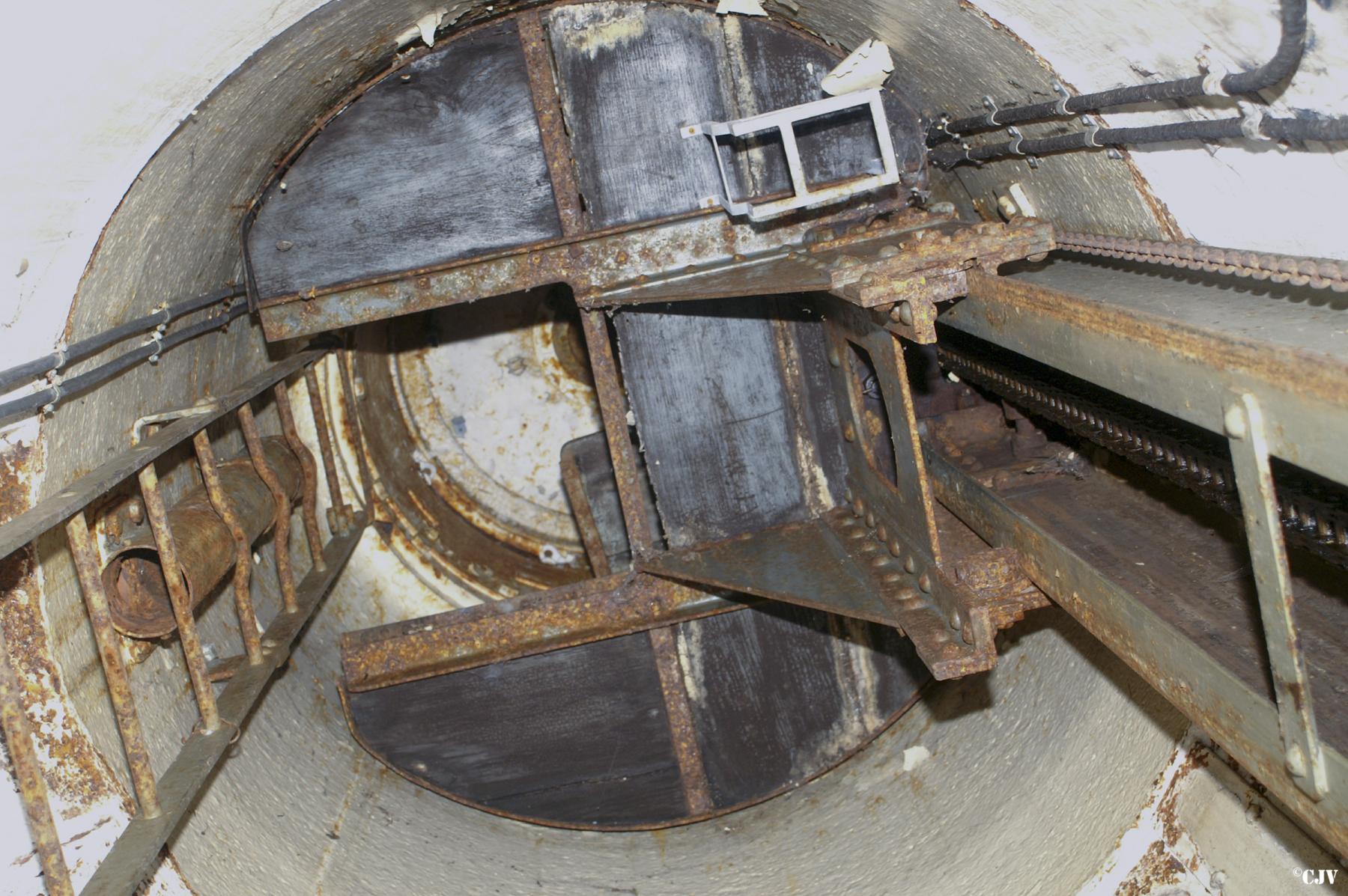 Ligne Maginot - RIMPLAS (RS) - (Ouvrage d'artillerie) - Bloc 5  
Cloche VDP - Lia VERMEULEN