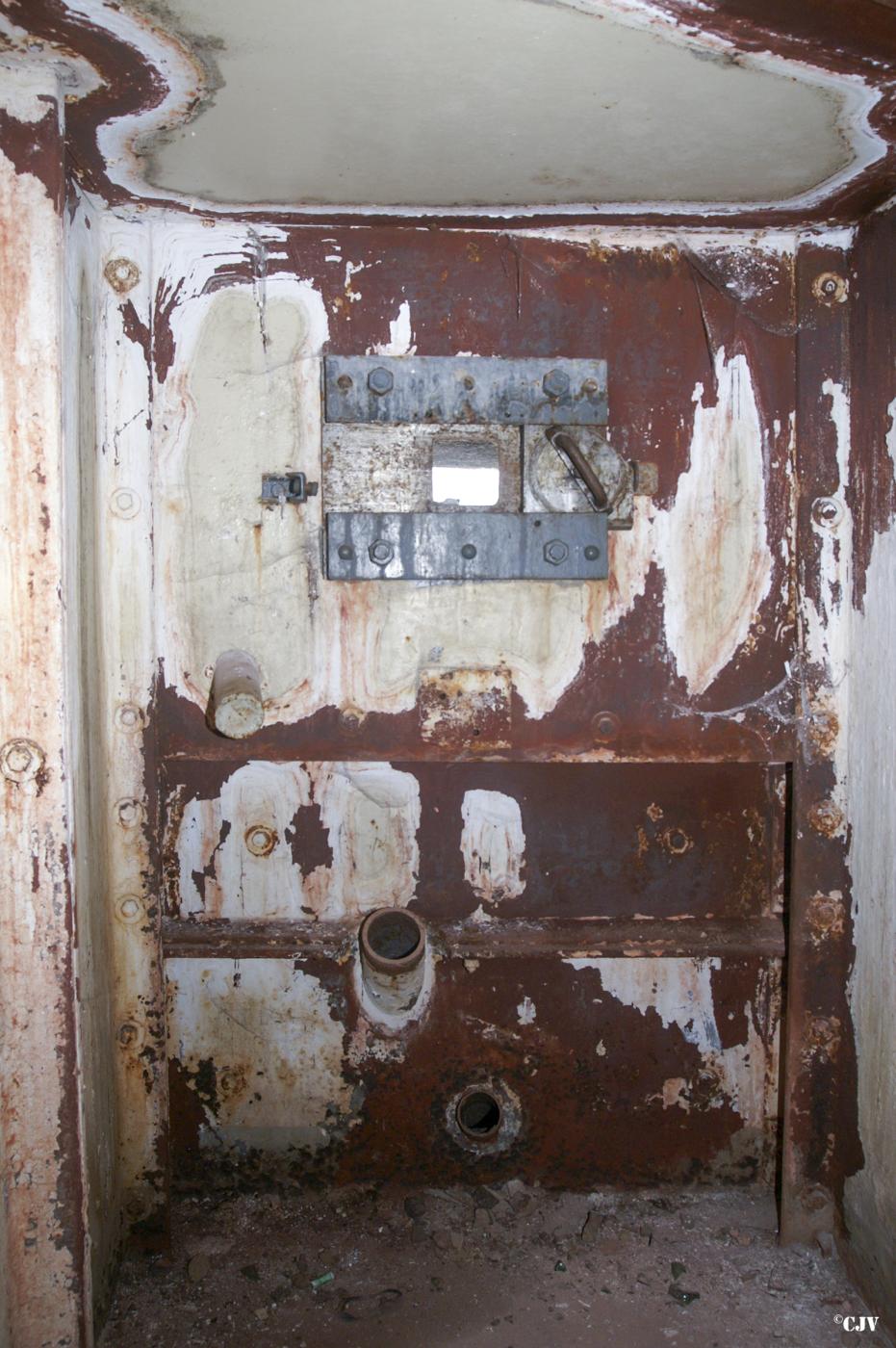 Ligne Maginot - RIMPLAS (RS) - (Ouvrage d'artillerie) - Bloc 5  
Caponnière nord
Créneau sud - Lia VERMEULEN