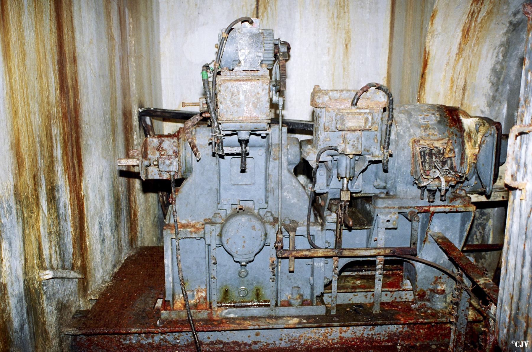 Ligne Maginot - RIMPLAS (RS) - (Ouvrage d'artillerie) - Bloc 5
Le moteur du monte-charge - Vincent Vermeulen