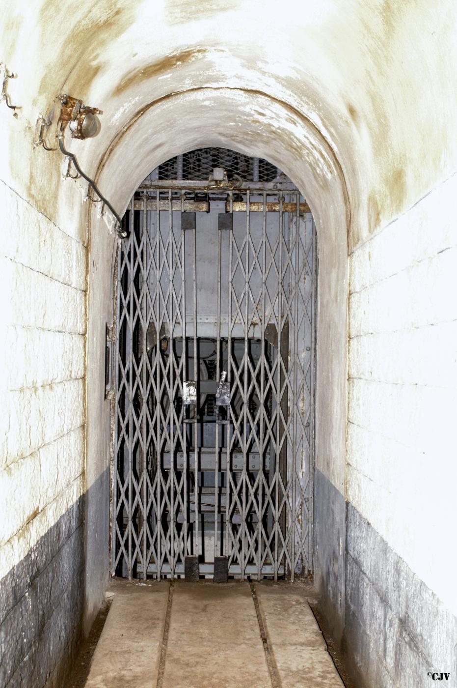 Ligne Maginot - RIMPLAS (RS) - (Ouvrage d'artillerie) - Bloc 5  
Monte-charge - Lia VERMEULEN