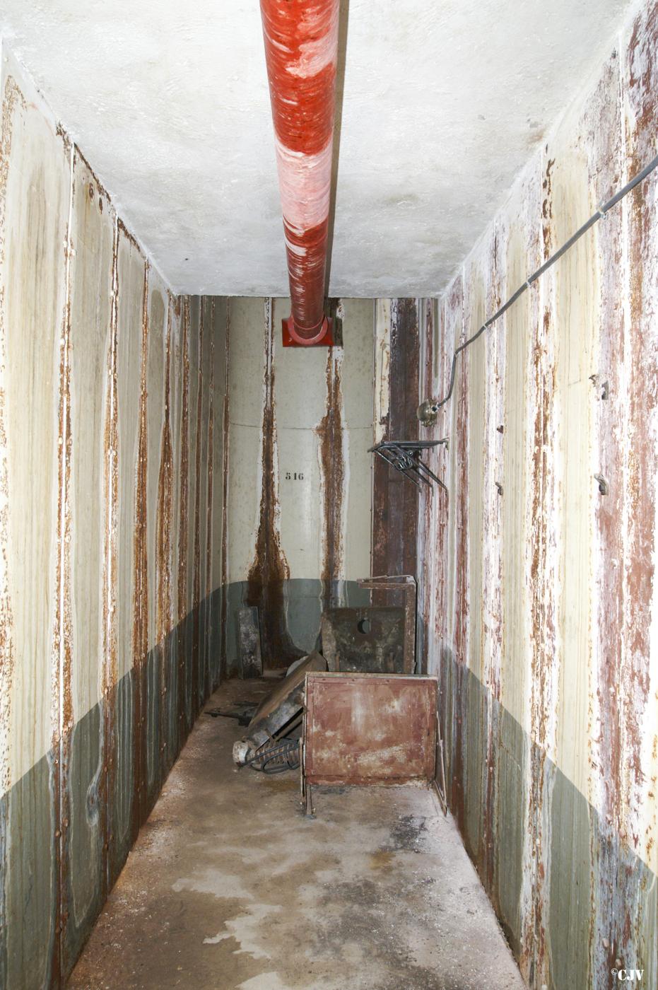 Ligne Maginot - RIMPLAS (RS) - (Ouvrage d'artillerie) - Bloc 5  
Couloir en bas de la cloche GFM - Lia VERMEULEN
