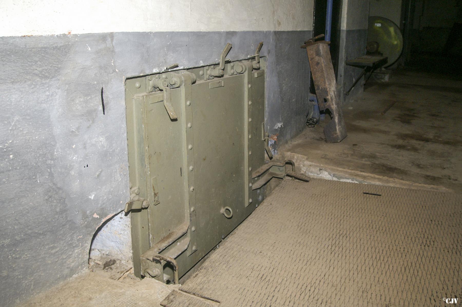 Ligne Maginot - RIMPLAS (RS) - (Ouvrage d'artillerie) - Bloc 5 
Le réceptacle des douilles - Lia VERMEULEN