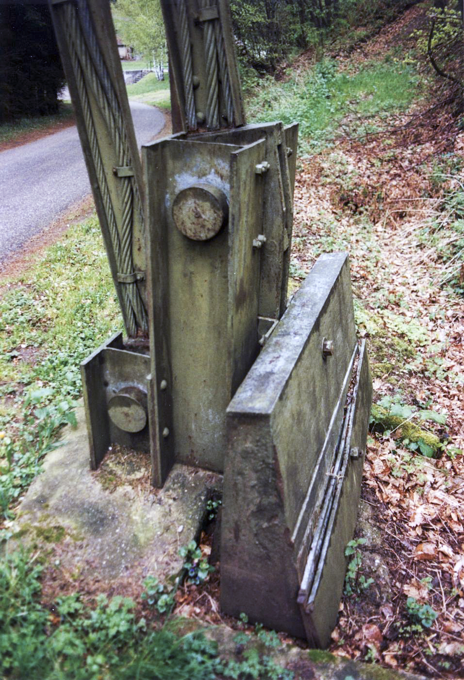 Ligne Maginot - 136 - (Barrage de Route) - La barrière remise en place au Simserhof
Détail mécanisme pivot et contrepoids - NOSPELD Jean-Louis