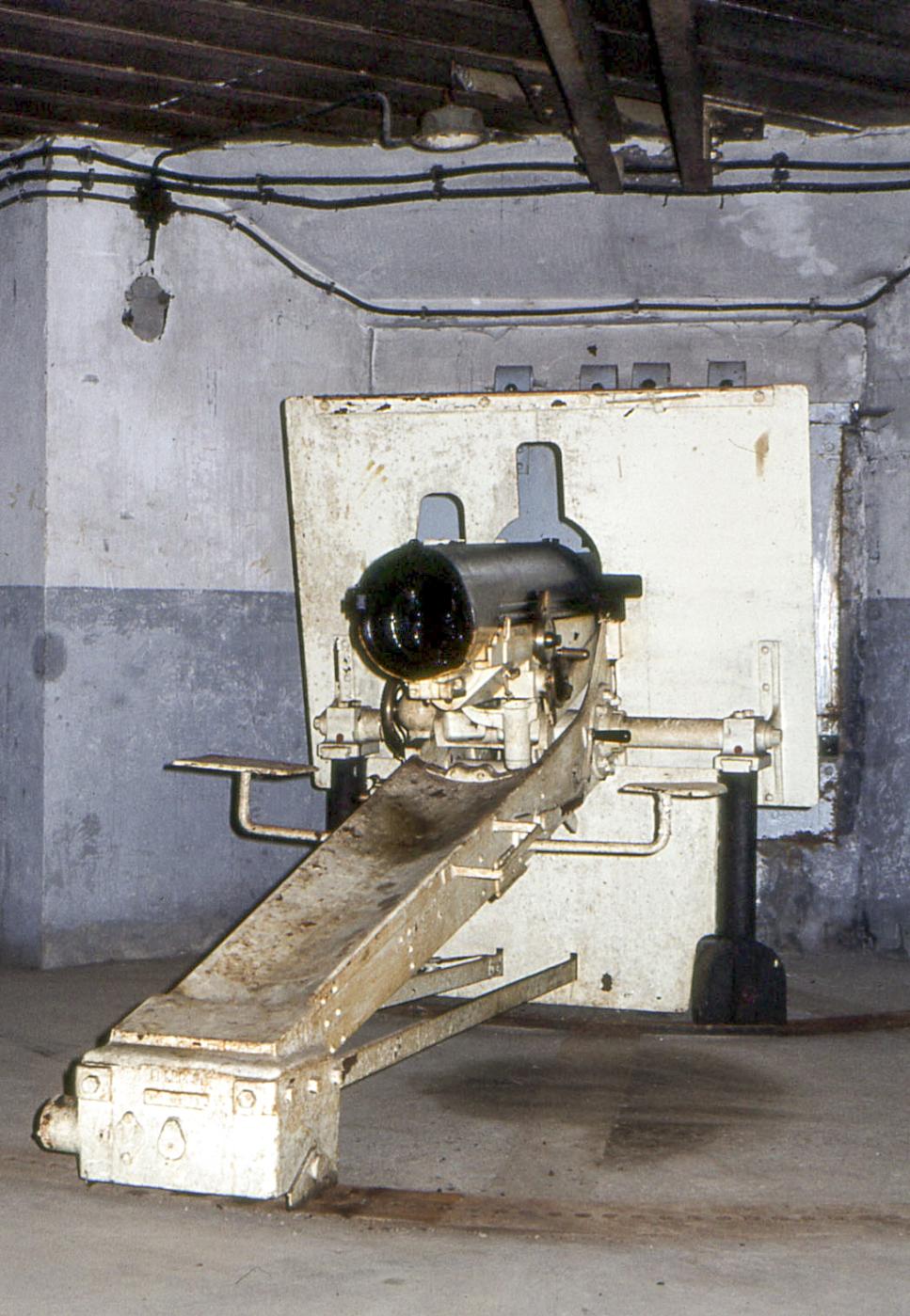 Ligne Maginot - BOIS D'OTTONVILLE - BCA1 - (Casemate d'artillerie) - Chambre de tir droite dans les années 1970
Canon de 75 mle 1897  - MANSUY Michel