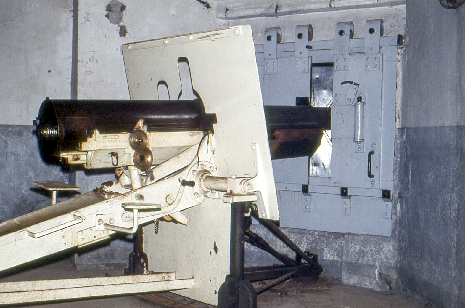 Ligne Maginot - BOIS D'OTTONVILLE - BCA1 - (Casemate d'artillerie) - Chambre de tir droite dans les années 1970
Canon de 75 mle 1897 - MANSUY Michel