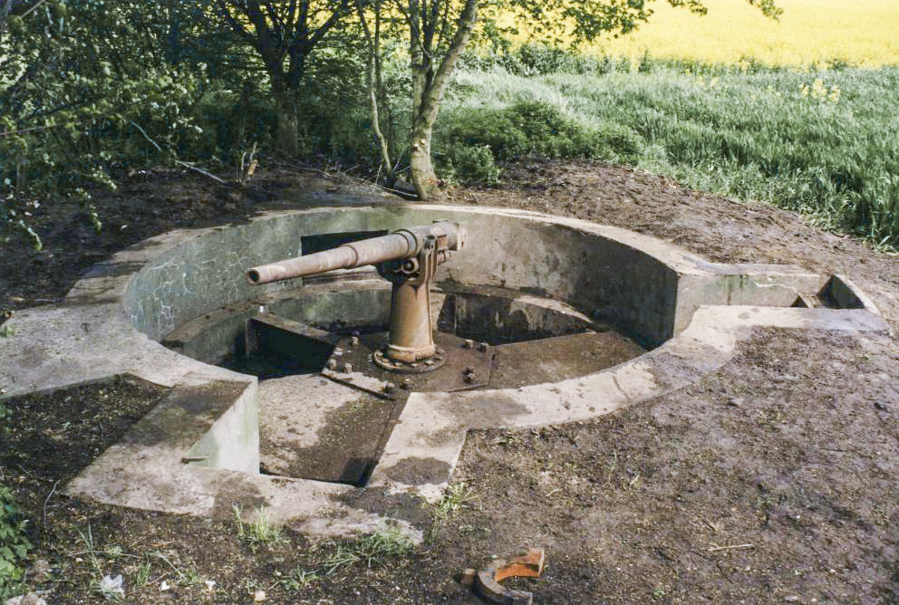 Ligne Maginot - Bc3 - BRECKLANGE (Cuve pour canon) - Cuve bétonnée pour canon de 65 modèle 1902 utilisé en arme antichar
La plateforme métallique spécifique à cet usage est visible sur cette photo ainsi que les deux volées de marches y donnant accès