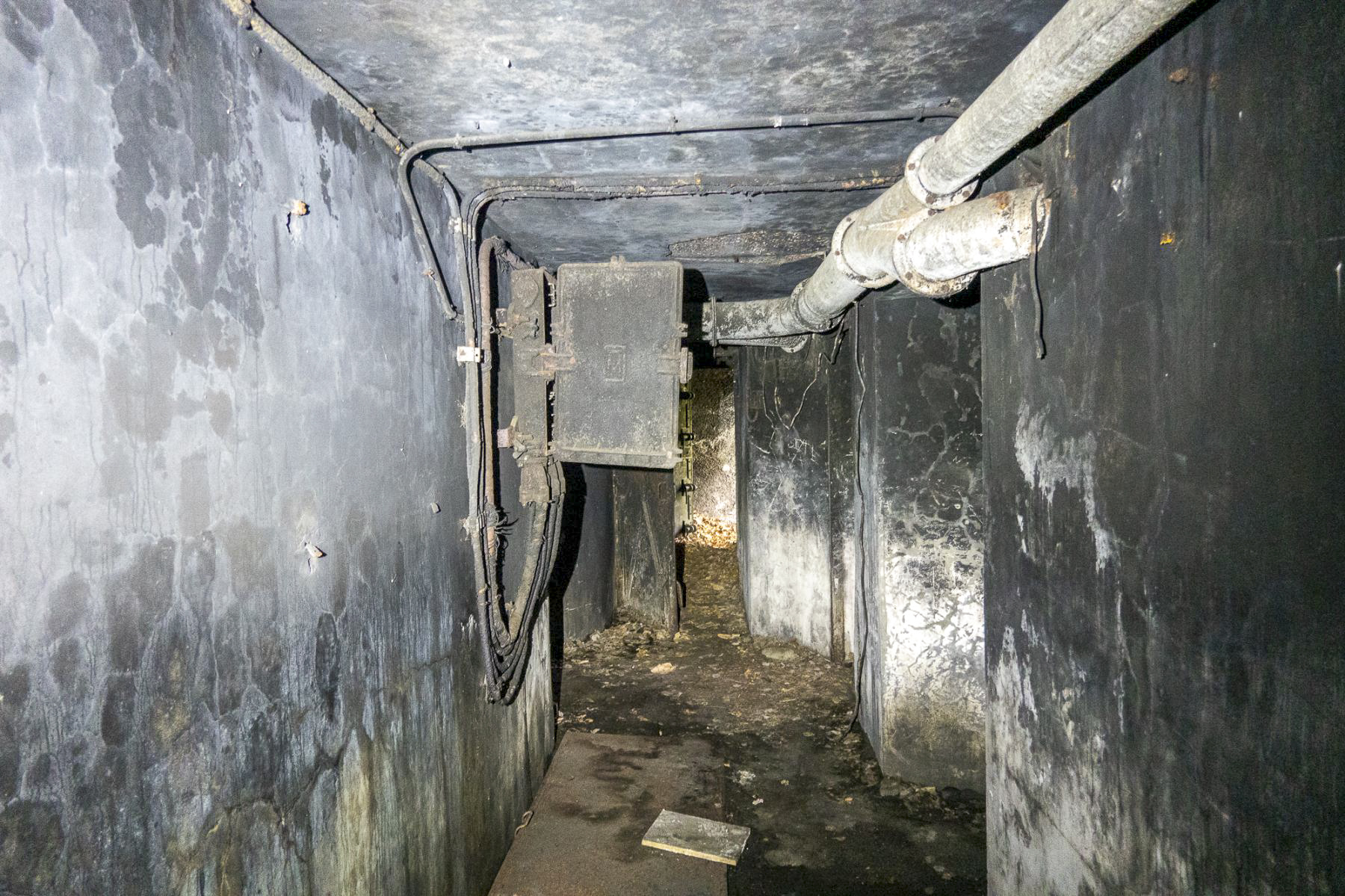 Ligne Maginot - CAVE A CANON - (Ouvrage d'infanterie) - Couloir derrière les chambres de tir. Sur la gauche le couloir de descente vers les locaux souterrains. Au fond, l'entrée de l'ouvrage. A droite l'entrée de la chambre de tir pour deux JM. - Michel Teiten