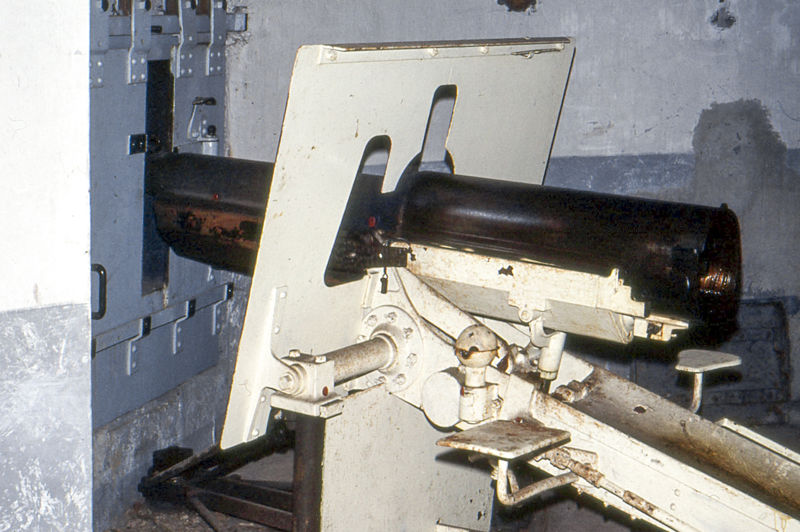 Ligne Maginot - BOIS D'OTTONVILLE - BCA1 - (Casemate d'artillerie) - Chambre de tir droite dans les années 1970
Canon de 75 mle 1897 - Michel MANSUY