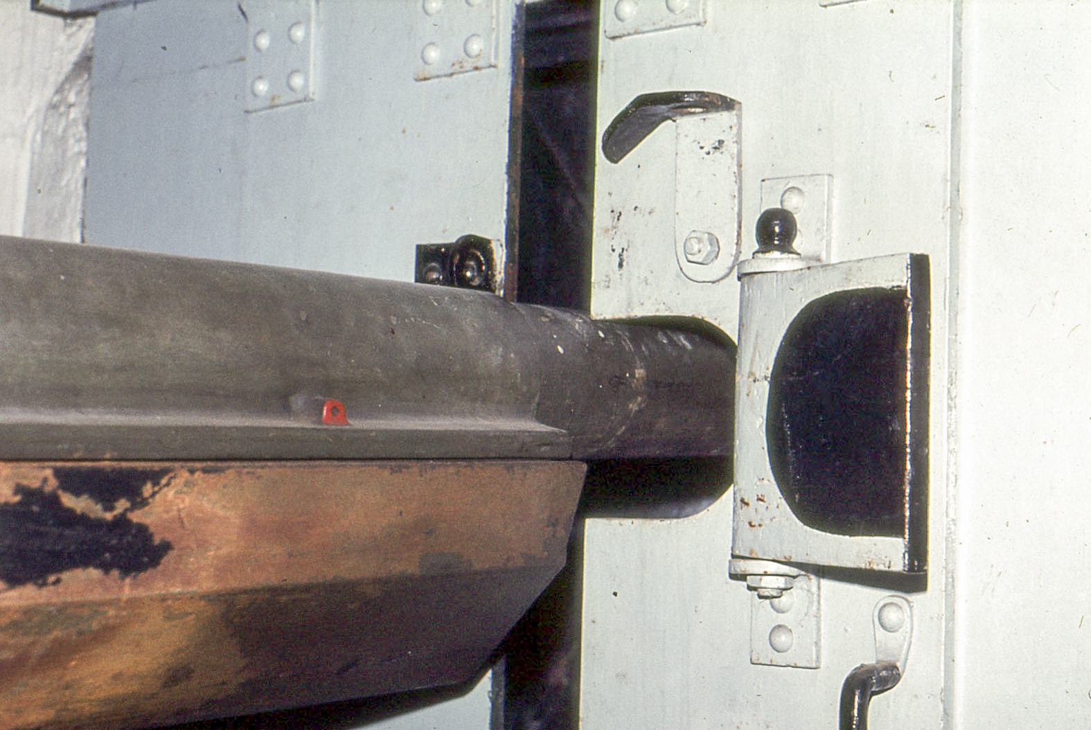 Ligne Maginot - BOIS D'OTTONVILLE - BCA1 - (Casemate d'artillerie) - Chambre de tir droite dans les années 1970
Volets d'embrasure et tube du canon de 75 - MANSUY Michel