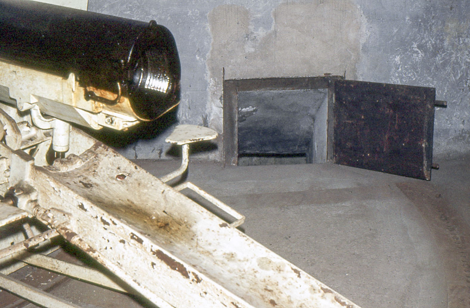 Ligne Maginot - BOIS D'OTTONVILLE - BCA1 - (Casemate d'artillerie) - Chambre de tir droite dans les années 1970
Culasse du canon de 75 et trappe d'évacuation des douilles - MANSUY Michel