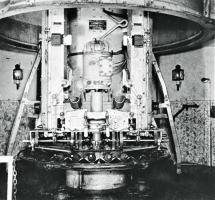 Ligne Maginot - HACKENBERG - A19 - (Ouvrage d'artillerie) - Bloc 10 - la tourelle de mortiers de 81 mm
Vue de l'étage intermédiaire avec les norias d’alimentation en munitions , la tourelle est en batterie (position haute)

