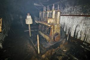 Ligne Maginot - BILLIG - A18 - (Ouvrage d'artillerie) - L'usine électrique
Les dessous de l'ouvrage étaient envahis par la fumée suite à un incendie provoqué par des ferrailleurs (juillet 2012)
