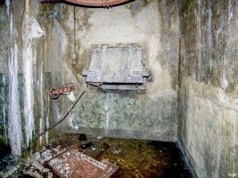 Ligne Maginot - BILLIG - A18 - (Ouvrage d'artillerie) - Bloc 5
Le caisson de récupération des douilles au pied du bloc