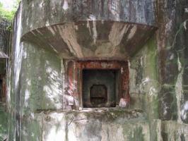 Ligne Maginot - BILLIG - A18 - (Ouvrage d'artillerie) - Bloc 5
Un des deux créneaux pour canon de 75-32.