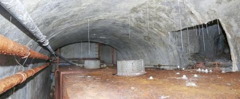 Ligne Maginot - LAVOIR - (Ouvrage d'artillerie) - Salle des citernes
Citernes d'eau potable, a droite la galerie d'accès à la source interne de l'ouvrage