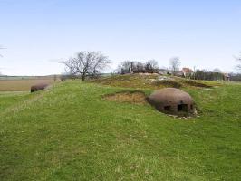 Ligne Maginot - FERME CHAPPY - A1 - (Ouvrage d'infanterie) - Bloc 2
En arrière plan  l'avant cuirasse de la tourelle de mitrailleuse qui a  été ferraillée.