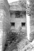 Ligne Maginot - TOURNOUX - BATTERIE XII - (Position d'artillerie préparée) - Détail de la façade de la chambre de tir de droite (dans le sens du tir) : embrasure du 95 et créneaux de pied.