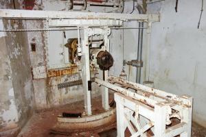 Ligne Maginot - LAVOIR - (Ouvrage d'artillerie) - Bloc 1
Chambre de tir pour canon-mortier de 75 mle 31, avec le chariot destiné à la manutention du tube.