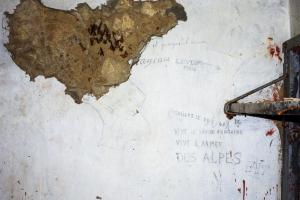 Ligne Maginot - LAVOIR - (Ouvrage d'artillerie) - Bloc 4
Etage inférieur
Graffitis dans la chambre de troupe :
'Vive la France' sur la carte de France
Perillat le 28/6/40 
Vive la Savoie Française - Vive l'Armée des Alpes
