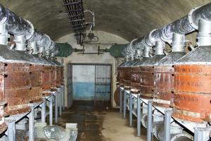Ligne Maginot - LAVOIR - (Ouvrage d'artillerie) - Salle de neutralisation.
Au fond, derrière la grille, la galerie principale